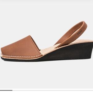 Pons size 9 wedges. Very comfortable.